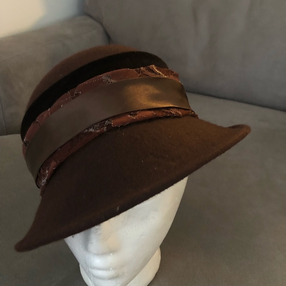 BETMAR New York logo.Chocolate brown vintageBowler Hat.Preowned good condition.